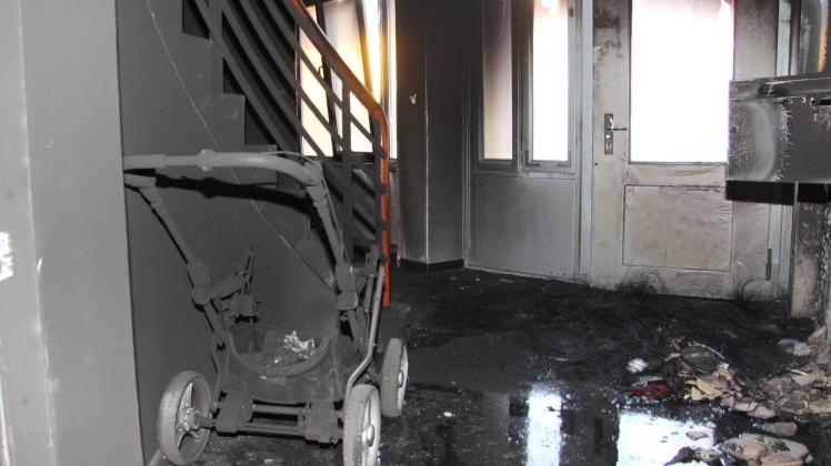 Unbekannte znden Kinderwagen im Hausflur an  sechs Verletzte