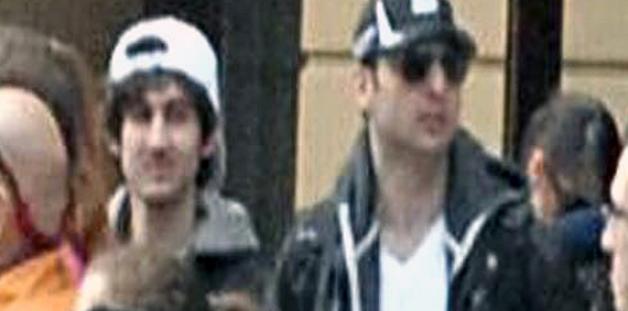 Das FBI hat Fotos von den Verdächtigen veröffentlicht: Die beiden Brüder stammen aus Tschetschenien. Nach dem 19-Jährigen, links im Bild, wird gesucht. Der 26-Jährige ist tot. 