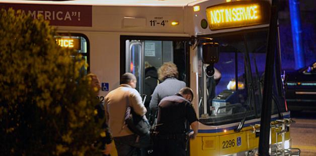 Nach der Schießerei werden Häuser evakuiert, die Bewohner in der Nähe mit Bussen in Sicherheit gebracht. Foto: dpa Nach der Schießerei werden Häuser evakuiert, die Bewohner in der Nähe mit Bussen in Sicherheit gebracht. Foto: dpa