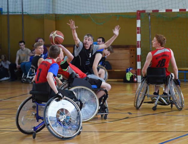 Werfen und blocken: Für die Rollstuhlbasketballer ging es in Schwerin um die nächsten Punkte für den MV-Landescup.