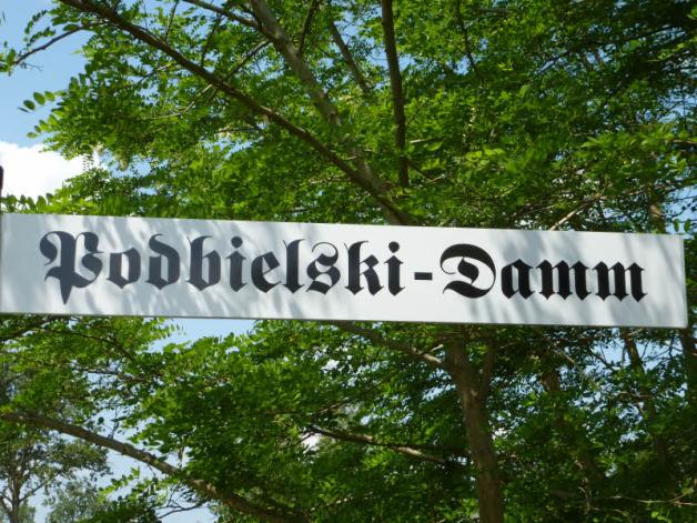 In historischer Schrift: Podbielski-Damm.