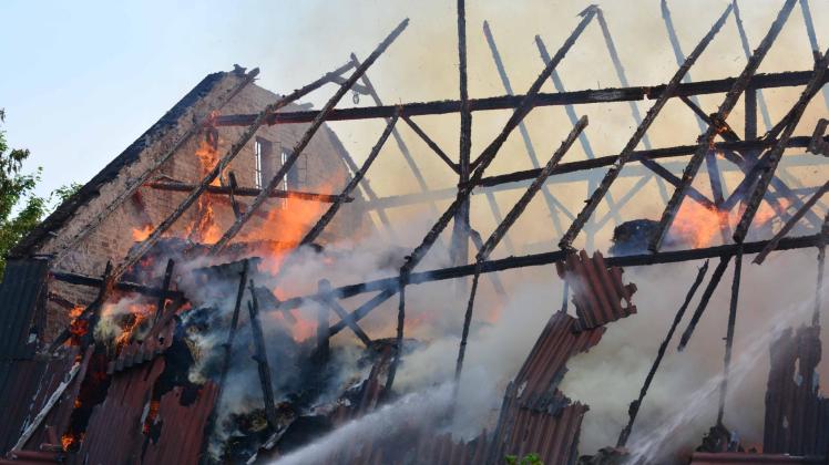 Bei dem Großbrand auf einem Brunsbeker Bauernhof sind 100 Feuerwehrleute aus zwölf Wehren im Einsatz. 
