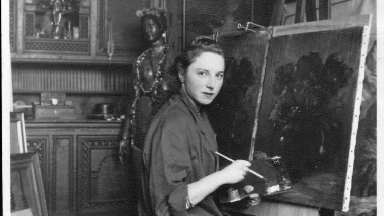 Gisela Hefele-Lohmeyer 1943 im Münchner Atelier an der Staffelei. Repro: Christa Bechtel