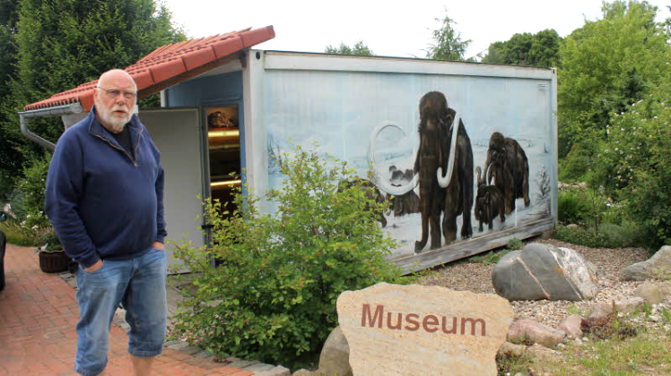 Umweltgeologe Detlef Uebersohn vor seinem Gesteins-Museum, das er bei Anruf Interessierten öffnet. 