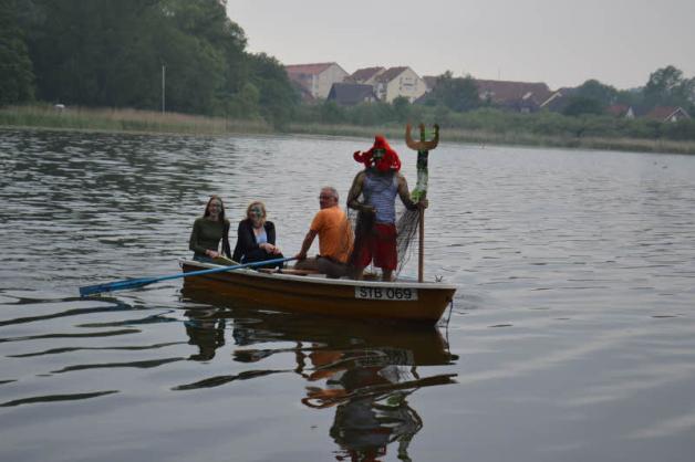 Per Boot über den Sternberger See: Neptun Andreas Kolbs mit den beiden Nixen Winni Willsch und Marlena Kähler sowie Steuermann Bernd Krause.  