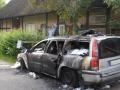 Dieser Volvo ging Mittwochfrüh vor einem reetgedeckten Haus in Rüting in Flammen auf. Bewohner des Hauses haben Angst. Die Feuerwehr konnte ein Übergreifen der Flammen auf das Gebäude verhindern. Schaden: 5000 Euro. 