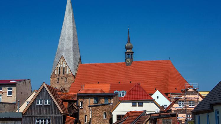 Die Stiftskirche Bützow vor und nach dem Tornado 2015
