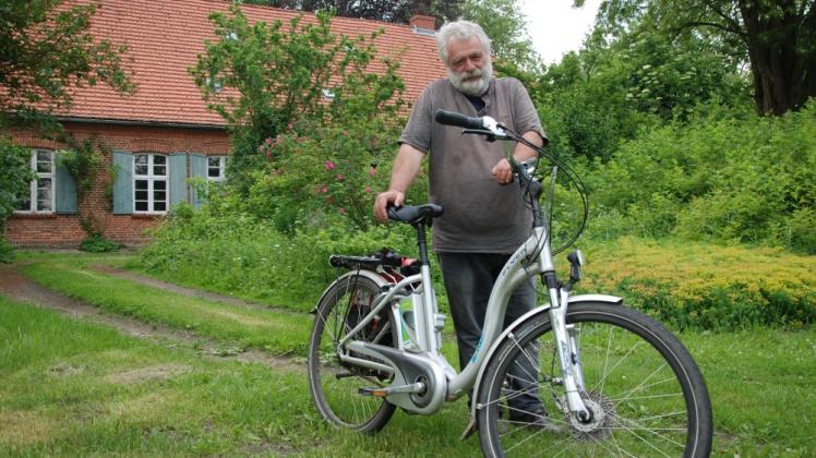 Ernst Schützler vom Verein Bützower-Land schwört auf das Pedelec. Damit kommt der Radfahrer auch durch unwegsames Gelände.  