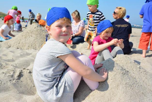 Mit Spaß dabei: Juli (links) und Hanna wollen mit ihrer Sandburg hoch hinaus. Mit Spaß dabei: Juli (links) und Hanna wollen mit ihrer Sandburg hoch hinaus.