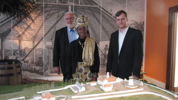 Dreiecksgeschichte: Die Museumsmänner Jens Møller (DK, l.) und Thomas Overdick (D, r.) mit Imani Tafari-Ama (Jamaika) vor dem Modell einer Plantage. 