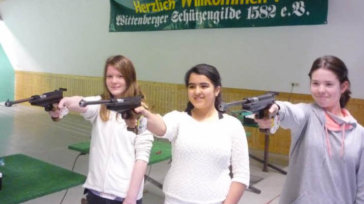 In der Disziplin Luftpistole Schülerinnen gewann Assal Taqizada (M.) den Kreistitel vor Annkathrin Täge (l.) und Leni Vietze (alle Schützengilde Wittenberge).   