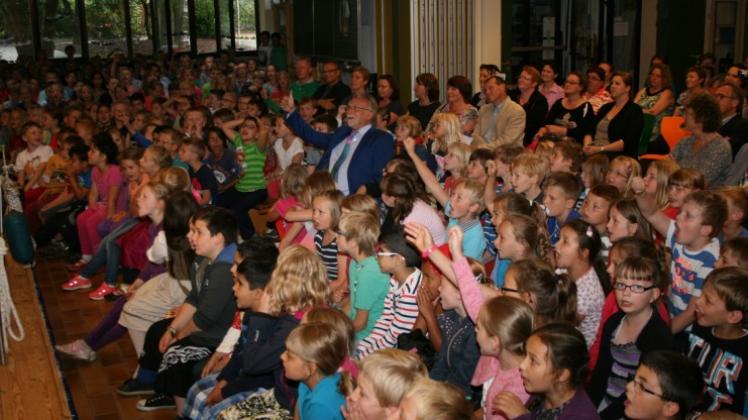 Lautstark sangen die Grundschüler am Freitagmorgen zum Abschied von Uwe Heuer. Fotos: Stefanie Witte