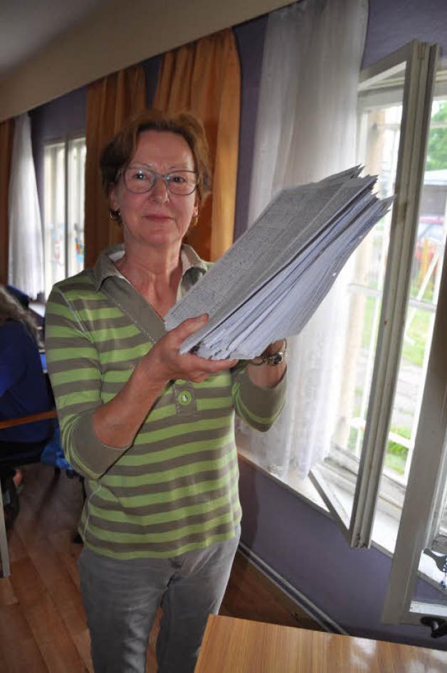 BI-Mitglied Ellen-Erika Raeschke mit hunderten überprüfter Unterschriftenlisten BI-Mitglied Ellen-Erika Raeschke mit hunderten überprüfter Unterschriftenlisten