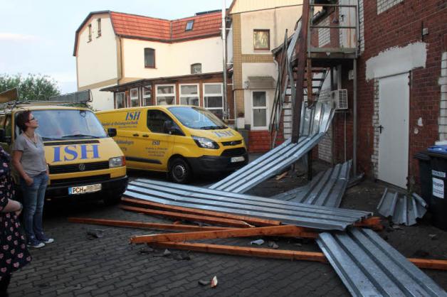 An diesem Haus in der Werderstraße beschädigten die Trapezbleche Dach und parkende Autos einer Sanitär- und Heizungsfirma.  Fotos: michael-günther bölsche 