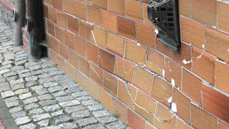 Die Wand des Fachwerk-Hauses Ritterstraße 29 in Sternberg wurde gestern durch ein bisher unbekanntes Fahrzeug eingedrückt.