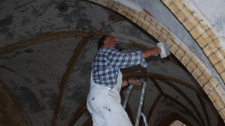 Rainer Wittenburg ist derzeit mit der Ausmalung des Deckengewölbes über dem Altar in der Stiftskirche beschäftigt. Diese Arbeiten waren schon 2015 geplant, aber wegen der Beseitigung der Tornadoschäden verschoben worden.  