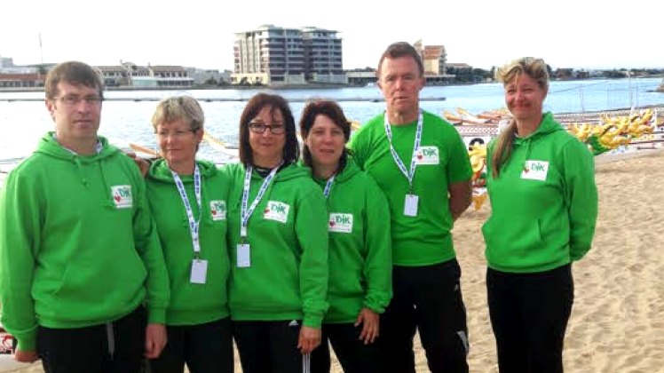 Die sechs Prignitzer Teilnehmer an der Drachenboot-WM am Strand von Adelaide.  