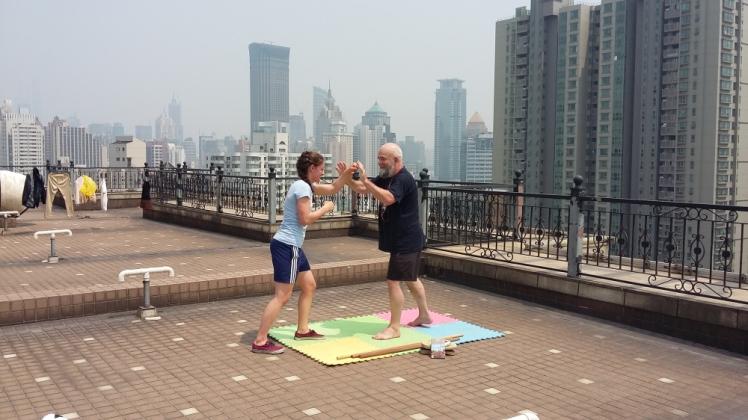 Training auf dem Dach eines 24-stöckigen Hochhauses in Shanghai. Pierre Congard und Tochter Anna (3. Dan) bereiten sich auf ihr Seminar in Peking vor. 