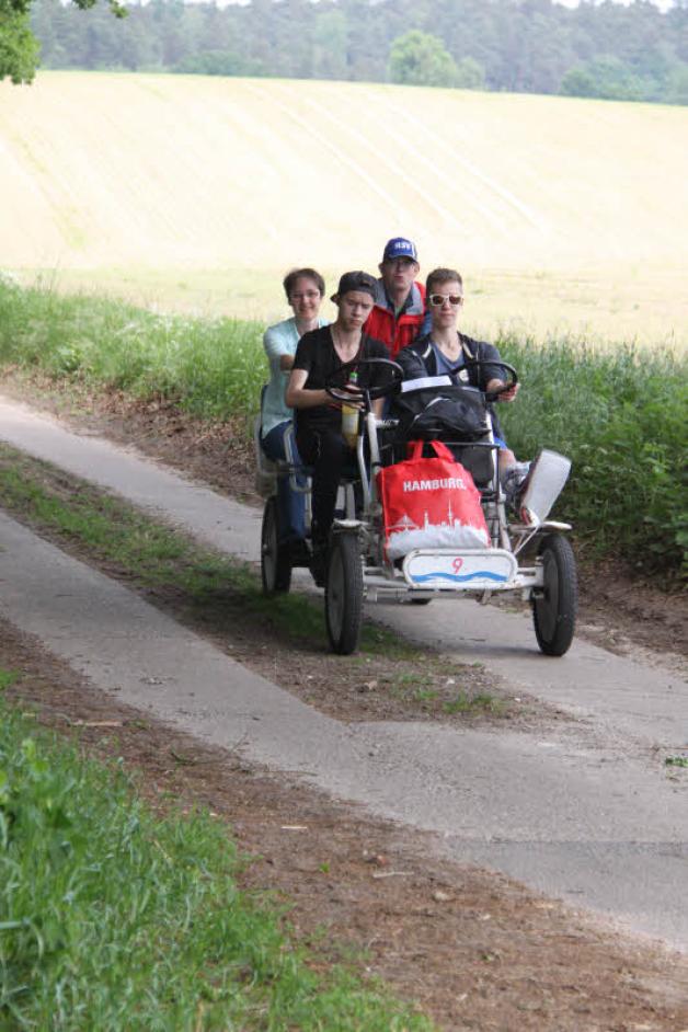 Familie Vollbrecht aus Henstedt-Ulzburg auf ihrem „Vierertretmobil“. Fotos: Thomä 
