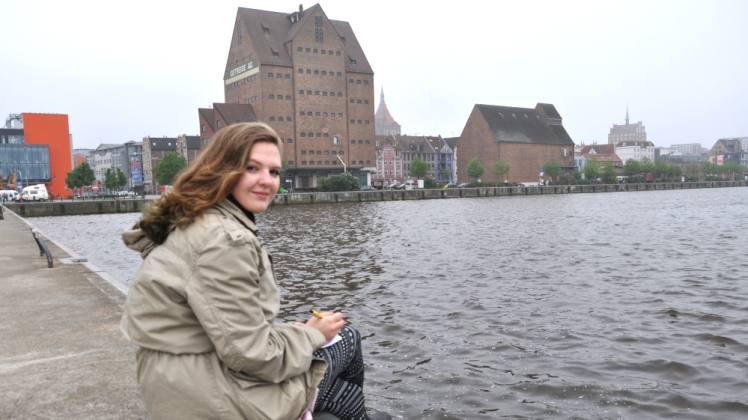 An ruhigen Plätzen, wie unter anderem am Rostocker Stadthafen, schreibt Anne Kalkbrenner ihre Texte für die Wettbewerbe.  