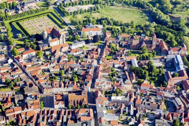 Schnurgerade Linien: Güstrows Altstadt mit Renaissance-Schloss und angrenzendem Garten