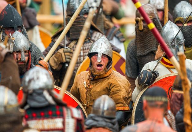 Mittelalterliches Burgfest mit Huscarl-Schlacht