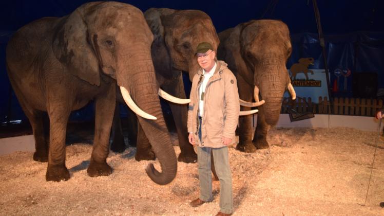 Keine Berührungsängste: Theaterintendant Joachim Kümmritz bei den Dickhäutern auf dem Elefantenhof Platschow mit Elefantenkuh Mala  