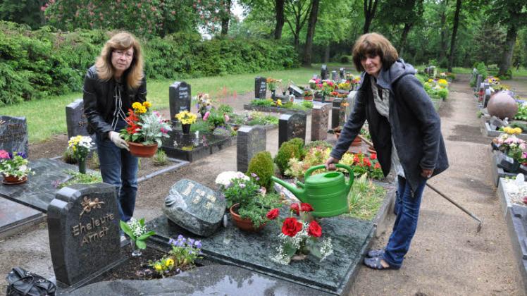 Annette Brandt und Karin Rupprecht (r.) pflegen die Gräber ihrer Angehörigen: Von beiden Grabstellen verschwanden Blumenschalen und anderer Grabschmuck.  