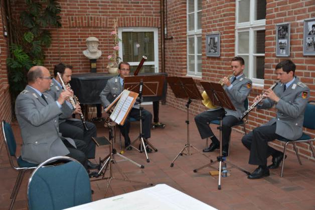 Das Bläserquintett des Heeresmusikkorps Neubrandenburg umrahmte mit klassischer Musik den Festakt im Lichthof des Rathauses.
