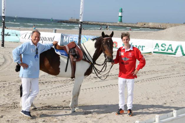 Vater und Sohn sind begeisterte Beach-Polo-Spieler: Uwe Zimmermann, Turnierdirektor Polo Rivera Deutschland und Sohn Maximilian mit Pferd Lapata.
