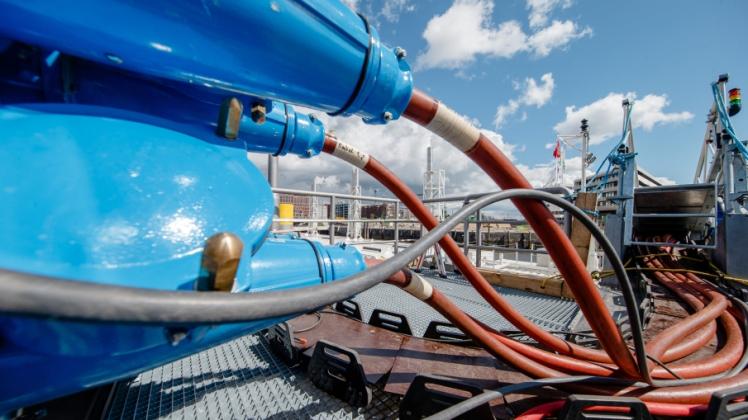 Weitere alternative Stromversorgung mit Hilfe eines schwimmenden Gaskraftwerks im Hamburger Hafen.  