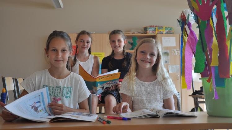 Sind von ihrer neuen Schule begeistert:  die zehnjährige Leony Dechau (v.l.), die neunjährige Emilie Zinser, die zehnjährige Neele Grap und die achtjährige Leonie Teichert.  