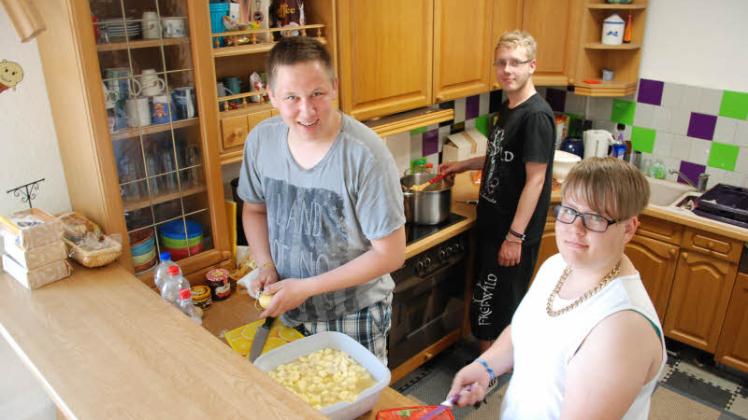 Hobbyköche im Jugendklub „Domizil“: Franziska Wilde (rechts), Nino Kielmann sowie Erik Krüger (hinten) bereiteten eine zünftige Kartoffelsuppe zu.  