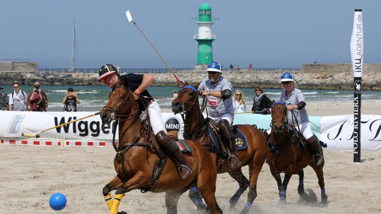 Am Ostseestrand von Warnemünde beginnt am 3. Juni das dreitägige Poloturnier "Beach Polo World Masters". 