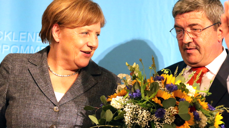 „CDU und Heimat gehören einfach zusammen“: Angela Merkel  wird auf dem CDU-Landesparteitag in Güstrow von Landtagswahl-Spitzenkandidat Lorenz Caffier begrüßt. 