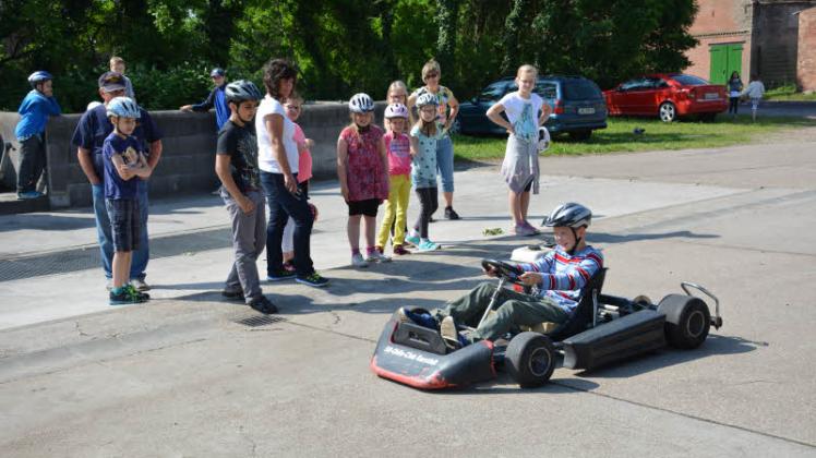 Viertklässler der Techentiner Grundschule hatten viel Spaß beim Go-Kartfahren auf der Piste neben dem Domizil des Oldieclubs.  