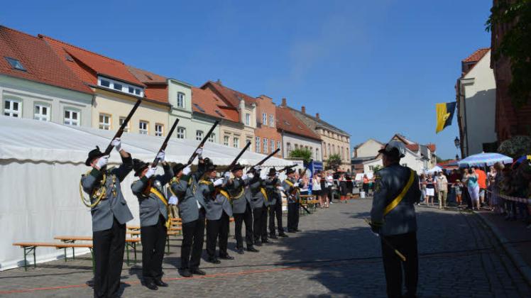 Die Krakower Schützenzunft eröffnete das Altstadtfest mit Salutschüssen. Fotos: Regina Mai 85) 