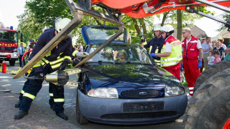 Rettungseinsatz nach einem Verkehrsunfall: Die Lehsener Wehr zeigt eindrucksvoll ihre Einsatzbereitschaft. Fotos: Tilo Röpcke  