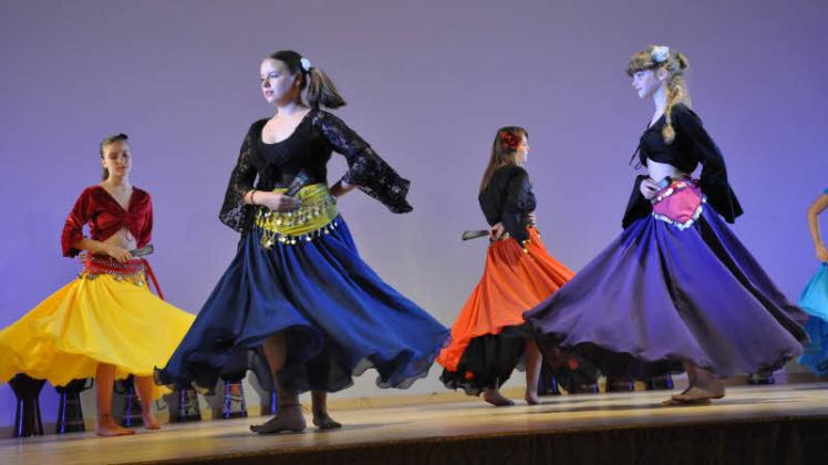 Die „Dancekids“ präsentierten einen arabischen Flamenco. Den Tanz hatten die Mädchen des Jugendklubs Neu Kaliß und des Kinderhauses „To Hus“ mit Suhana einstudiert.  Fotos: harald schulz 