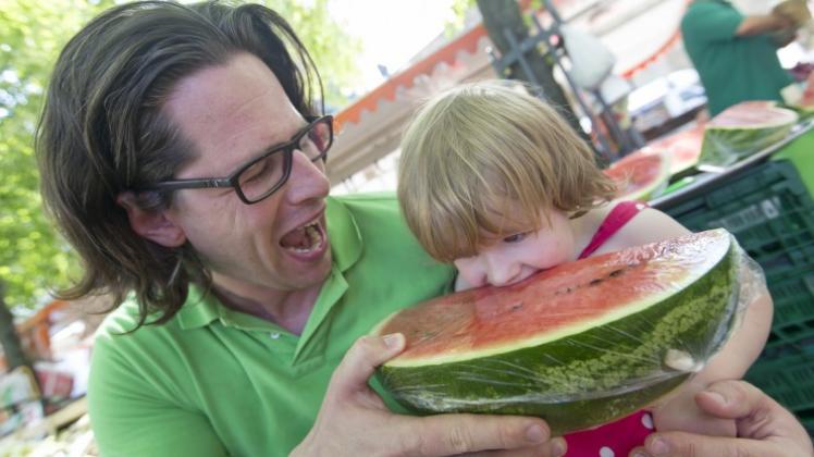Linda(2) konnte es nicht erwarten in die Melone zu beißen, die ihr Vater, Holger Meyer, auf dem Wochenmarkt am Dom gekauft hatte. Fotos: Gert Westdörp Linda(2) konnte es nicht erwarten in die Melone zu beißen, die ihr Vater, Holger Meyer, auf dem Wochenmarkt am Dom gekauft hatte. Fotos: Gert Westdörp