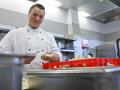 Für Steffen Michelsen aus Crivitz birgt der Beruf des Kochs keine Nachteile. Er liebt es, mit Lebensmitteln zu experimentieren und besonders die Fleischverarbeitung liegt ihm. Nach seiner Lehre will er bei einem Gourmetrestaurant in Bayern anheuern.  