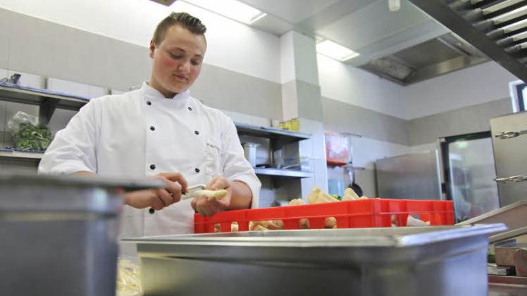 Für Steffen Michelsen aus Crivitz birgt der Beruf des Kochs keine Nachteile. Er liebt es, mit Lebensmitteln zu experimentieren und besonders die Fleischverarbeitung liegt ihm. Nach seiner Lehre will er bei einem Gourmetrestaurant in Bayern anheuern. 