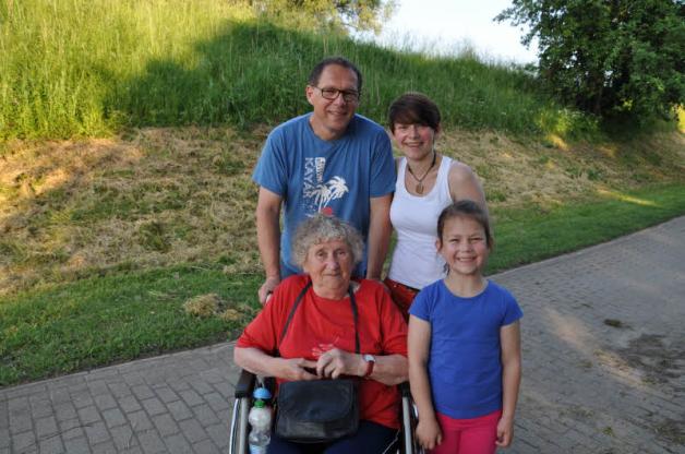 Vier Generationen: Martin Oehlke mit Tochter Antje, Enkelin Lara Marie Engelhardt (6) und „Ticktack“-Oma Renate Dähn. Laras Ente gewinnt das Rennen. 
