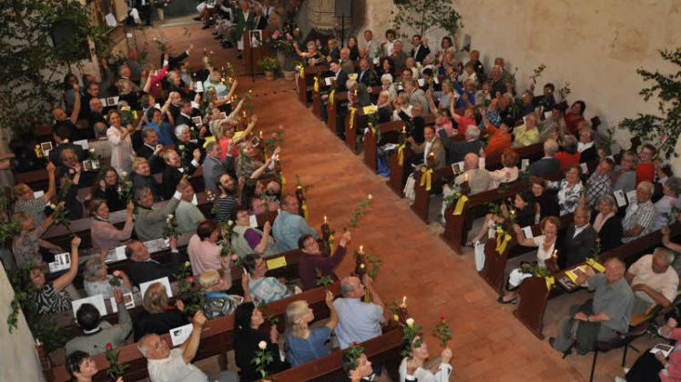 Mit 300 Rosen, die auf Bänken und Stühlen verteilt waren, weckten die Besucher des Festkonzerts in der Ruchower Kirche die beiden historischen Orgeln, die schon lange stumm waren und nun aufwändig restauriert wurden,symbolisch aus ihrem Dornröschenschlaf.  Fotos: Rüdiger Rump 