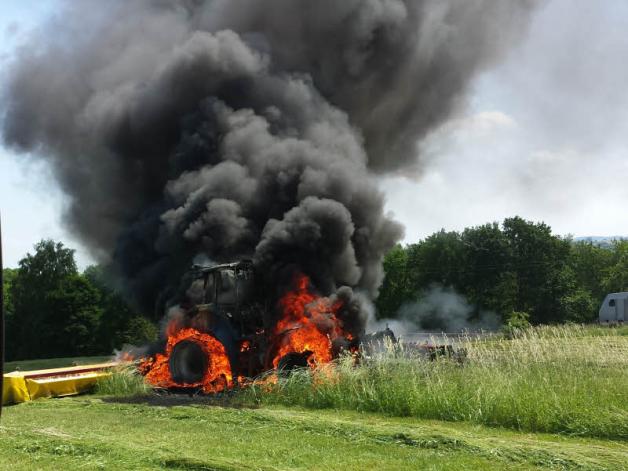 Bei der Futtermahd geriet nahe Bibow ein Traktor in Brand. Bei der Futtermahd geriet nahe Bibow ein Traktor in Brand.