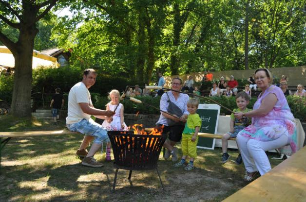 Rösten Stockbrot über dem Feuer und genießen den sonnigen Tag: Jörn, Thea, Andrea und Noa Wesemann sowie Ben und Manuela Schütt (v.l.). Rösten Stockbrot über dem Feuer und genießen den sonnigen Tag: Jörn, Thea, Andrea und Noa Wesemann sowie Ben und Manuela Schütt (v.l.).