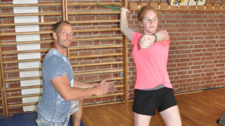 Harter Kampf an die Spitze: Mark Frank trainiert mit der 16-jährigen Julia Ulbricht. Ihre Vorbereitung verlief aufgrund von Verletzungen eher schleppend, aber für die EM im georgischen Tiflis kann sie sich noch qualifizieren.  