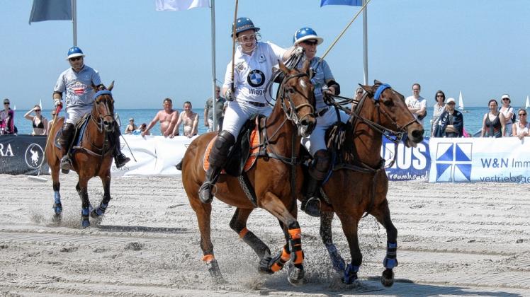 Die Polospieler und Pferde boten am Wochenende eine außergewöhnliche Kulisse am Strand von Warnemünde.  Fotos: Michaela Kleinsorge  