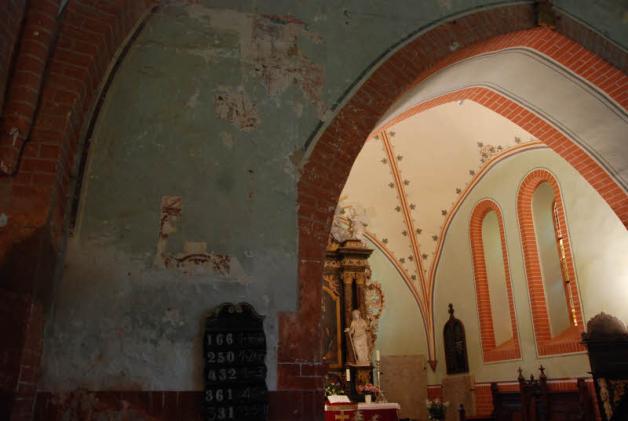 Hier wird der Unterschied deutlich. Eine Wand des Kirchenschiffes und der bereits sanierte Chorraum. Fotos: Ralf Badenschier Hier wird der Unterschied deutlich. Eine Wand des Kirchenschiffes und der bereits sanierte Chorraum. Fotos: Ralf Badenschier