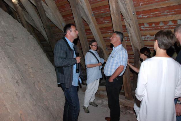Ingenieurin Andrea Klein (Mitte) stieg mit Besuchern des Gemeindefestes unters Kirchendach.